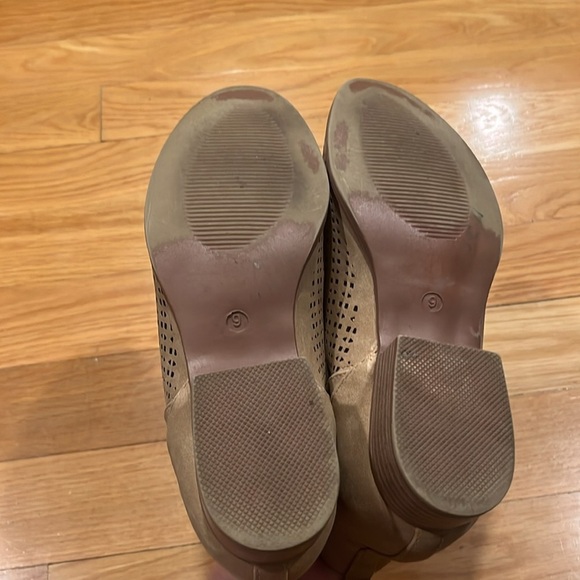 Restricted women’s tan suede heel ankle boots size 9 . - Picture 9 of 11